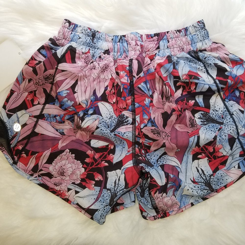Lululemon Hotty Hot short 4'' Long Lush Lillies 2 - Picture 7 of 11